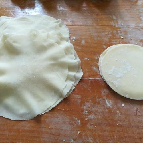 皮表面撒淀粉,把3～4张饺子皮摞起用擀面杖把周边擀薄,就成了烧麦皮