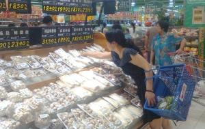 消费者在超市购买蘑菇. 彭永强 惠宇 摄