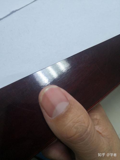 指甲上有一条淡淡黑线,怎么回事?两年了.