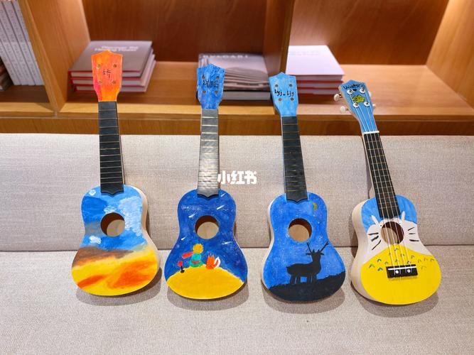 纪念第一次跟男票一起手绘尤克里里,一起努力实现想要的图案的感觉太