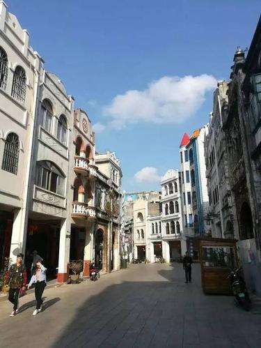 还吸取了西方建筑的一些艺术风格,前店后居的建筑格局,中顶铺,拖笼门