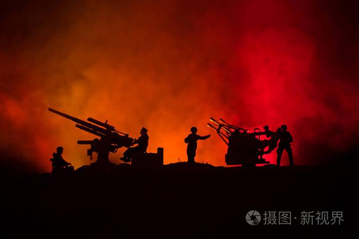 防空大炮和军事剪影战斗场面在战争雾天空背景下, 世界大战战士剪影在