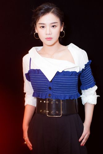 马思纯小露香肩率性性感写真图片