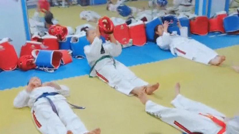 跆拳道的日常训练,趣味腹肌练习,在快乐中锻炼!