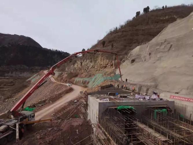 溢洪道进行护坦段开挖修整工作. 1.