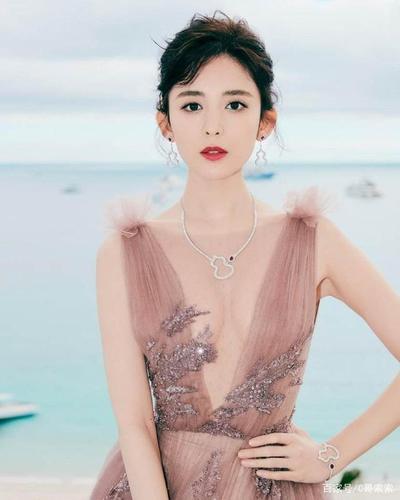 新疆真是出美女,古力娜扎温柔甜美的小仙女