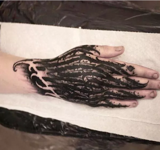 个性的花体字纹身,印领手部纹身新潮流