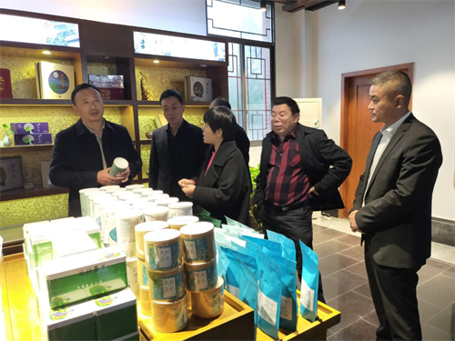南充市商务局局长向峰一行赴嘉陵区调研丝纺服装产业,桑茶产业