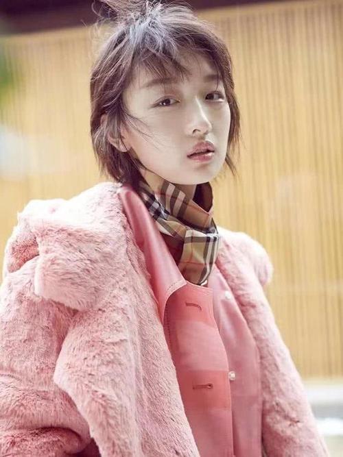 别割双眼皮了,这些小眼睛女星,仅通过发型就轻松提高了颜值