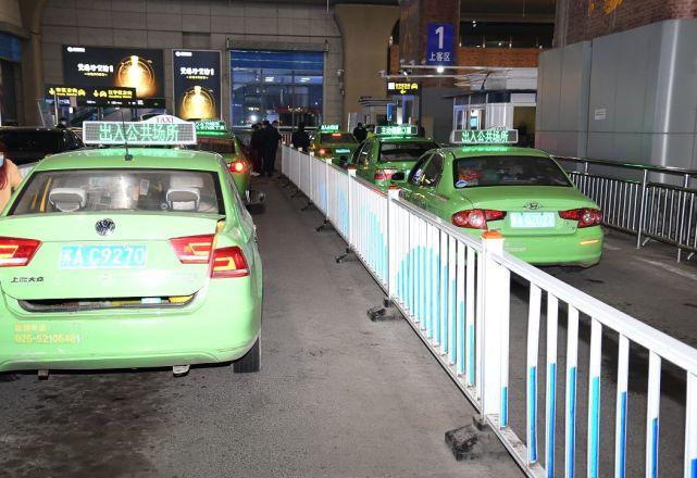 坚持保障市民便捷出行,江宁区出租车始终没有停运,疫情防控期间现场