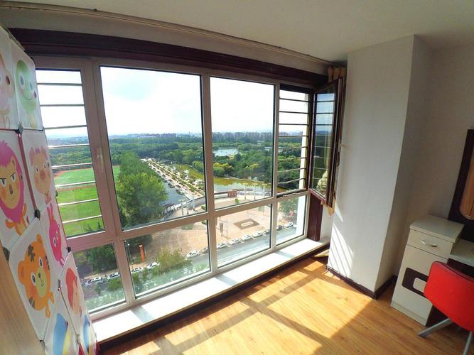 城阳世纪公园附近 弘通漫城小区 主卧朝南落地窗有.