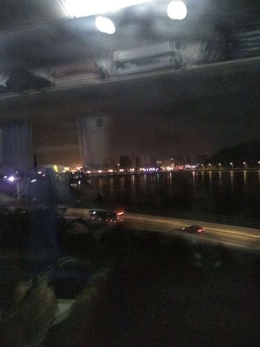 火车路过窗外的夜景!