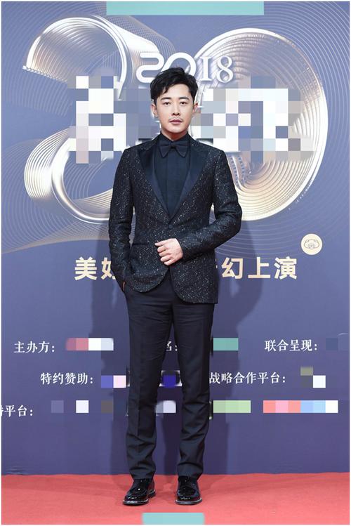 5米的感觉,而罗晋本人的身高有181cm,体重保持在完美的68公斤,这张