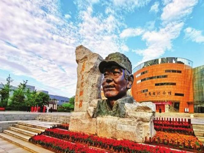 邹韬奋张思德雷锋是"为人民服务"的典范