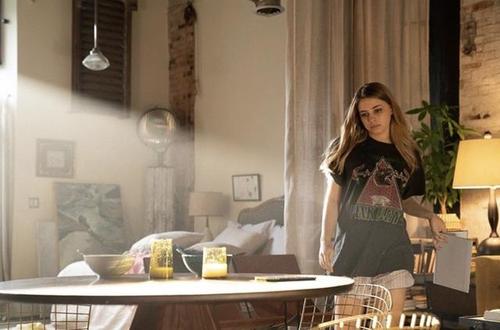 小说聚焦青少女泰莎的自我发现和性觉醒,她是一个三好学生,恭敬顺从