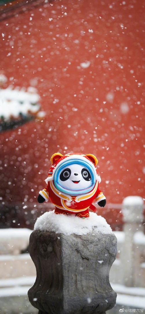 春分立墩墩#  冰墩墩雪容融象征洁白,美丽,是冰雪运动的特点.