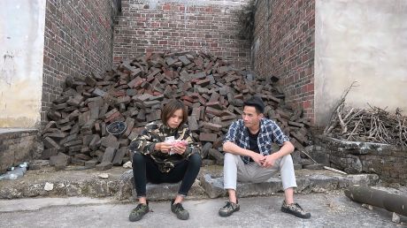 农村小妹真会挣钱,进山两天赚了两千四百块,数钱时小莫不淡定了