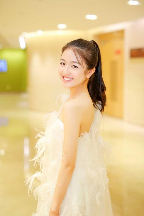 简介:李兰迪白裙露肩性感图片,分享一组李兰迪图片给大家,图中的明星