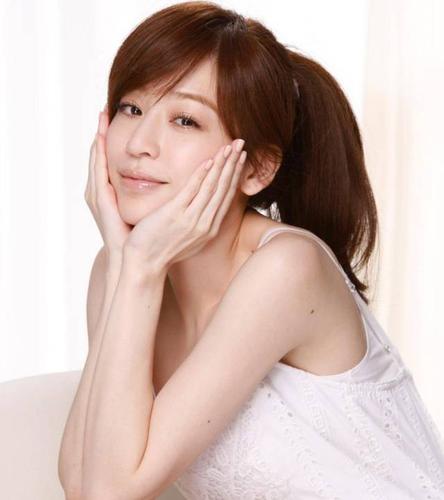 王心凌近照比妈妈老,还撞脸大张伟?颜值flop的太揪心!