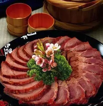 平遥牛肉选用优质的小牛腿肉煮熟后腌制而成,肉质鲜嫩,肥而不腻,瘦而