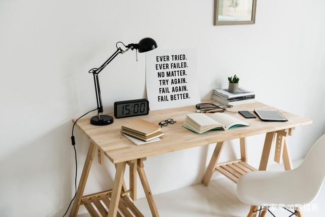 《放在桌上的书本》玉幡竿-协助拍摄