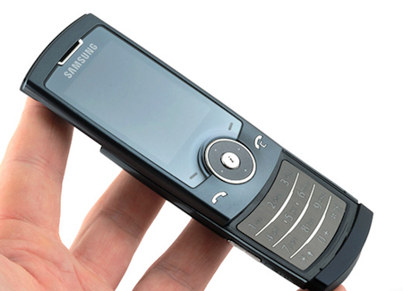 2007 年的时候,三星推出了当时全球最薄的滑盖手机——u600.手机是 2.