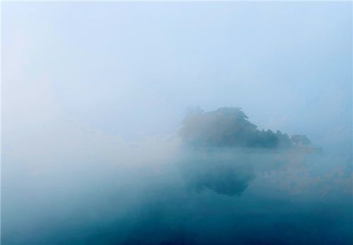 江气云烟重,山光水墨轻.