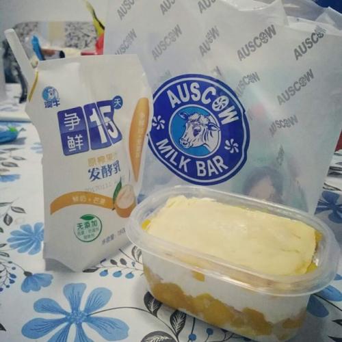 澳牛酸奶吧的酸奶真的好喝,但是千层蛋糕的那层皮跟一元硬币一样厚.