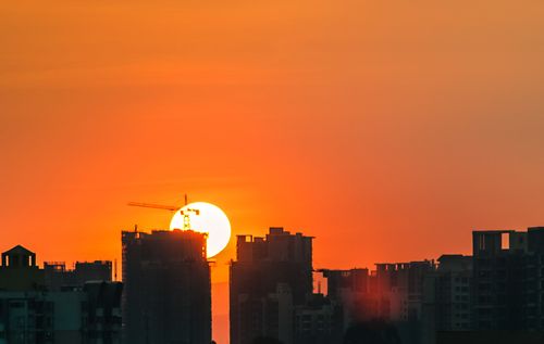 面对夕阳一下,希望图片能传达出这种精神意境.
