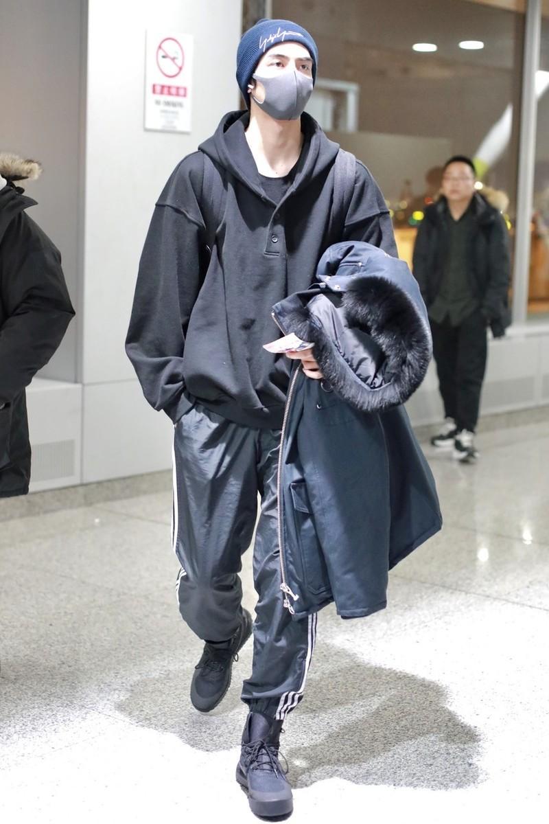 宋威龙全黑look走机场,黑色卫衣休闲宽松,穿运动裤秀大长腿