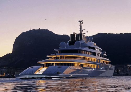 全长180米,油箱加满就要600多万的超级游艇原来是他的