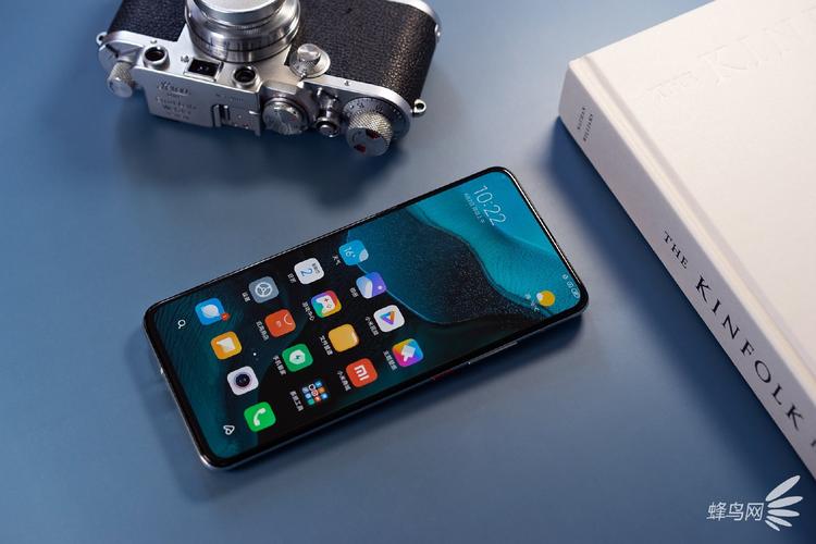 redmik30pro采用了5g手机中少有的弹出式前置摄像头设计实现全面屏