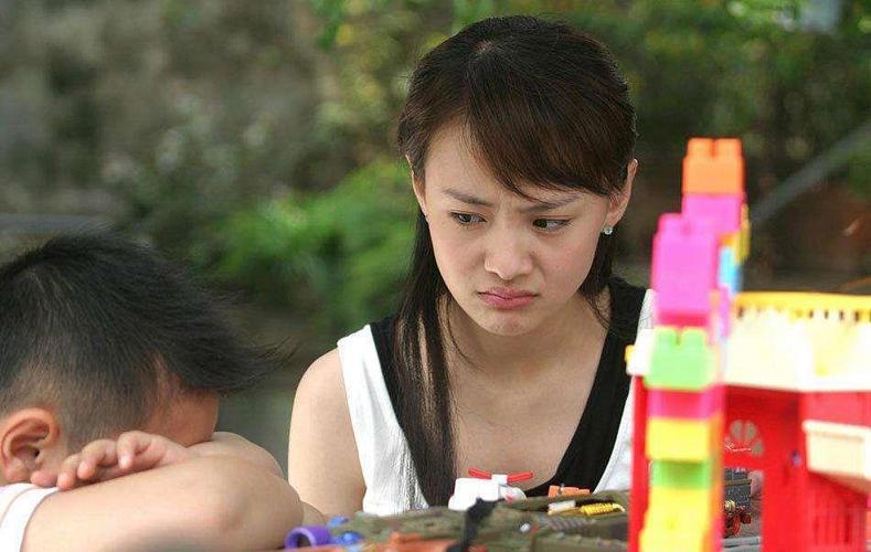 还记得楚雨荨的情敌吗?9年后减肥浓妆配小礼服,美到不