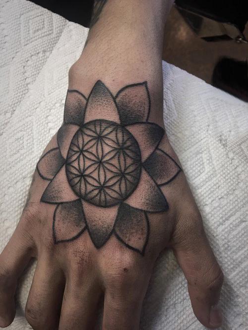 手背纹身 男生手背上黑色的梵花纹身图案