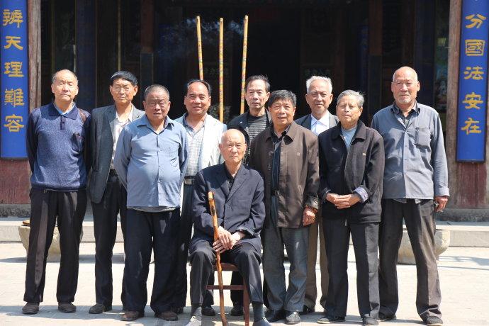 新乡九旬老人王含书与韩城市书法家合影