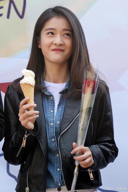 张雪迎长发飘飘好淑女,吃冰淇淋秒变可爱美少女