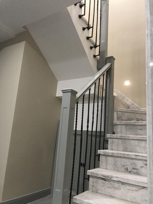 外挂式铁艺楼梯扶手·楼梯窄的都这样做……_实木_楼梯设计灵感库