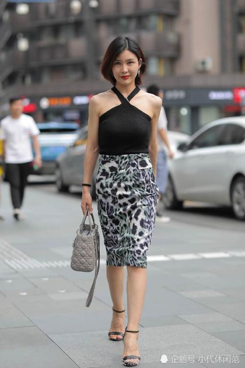 街拍:成熟的美女,展现出女人非凡的韵味!