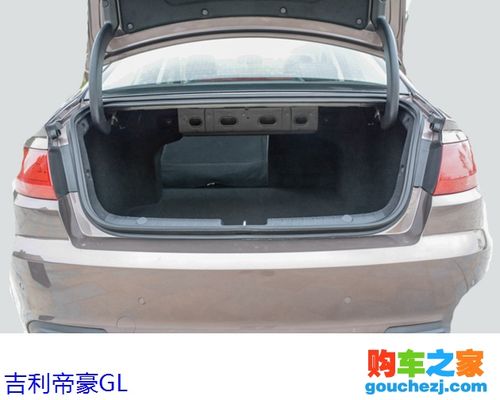 帝豪gl的后备箱开口也很大,装载空间也比较大.