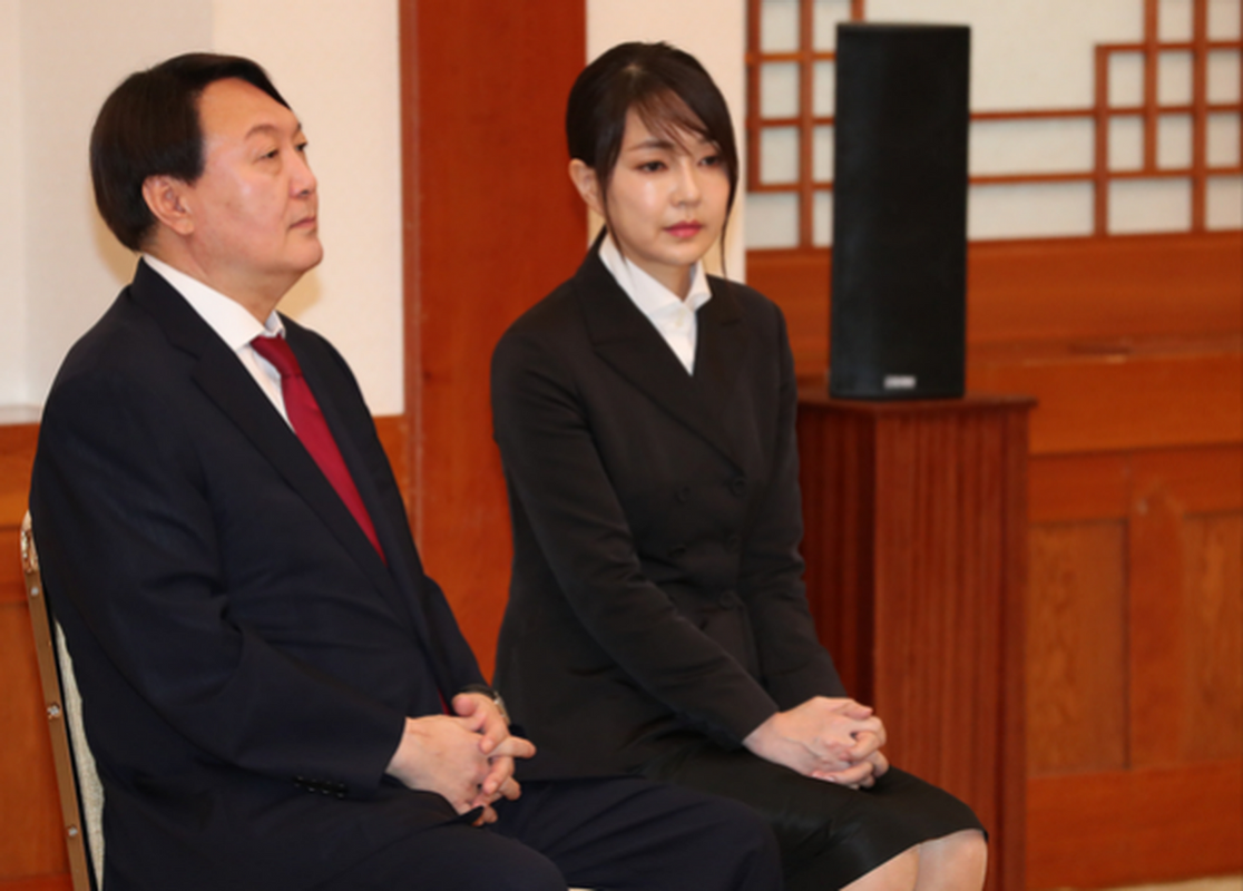 尹锡悦曾在公共场合称,金建熙身心俱疲,需要疗养,因此无意参与政治性