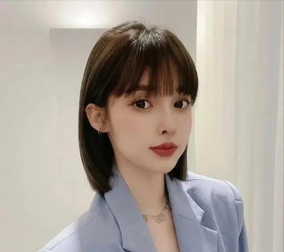 "和"初恋"发型最大的特点是可以根据不同的脸型来调整头发的层次,从而