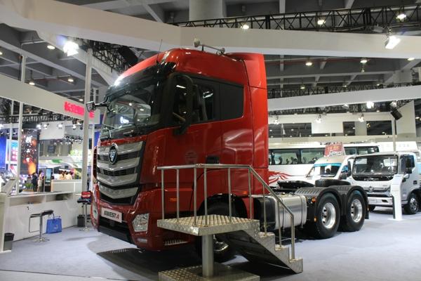 福田汽车展示的互联网超级卡车欧曼est-a 6x4标准型牵引车