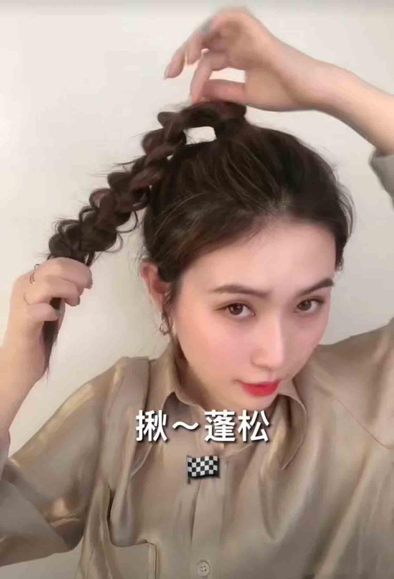 只需在扎好蓬松高马尾基础之上,再利用小皮筋给马尾分"层次"感,记住扎