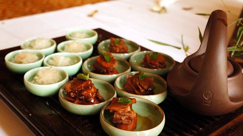 经过两个小时的紧张操作,八宝葫芦鸭,凤尾焗青螺等五十多道精美菜肴