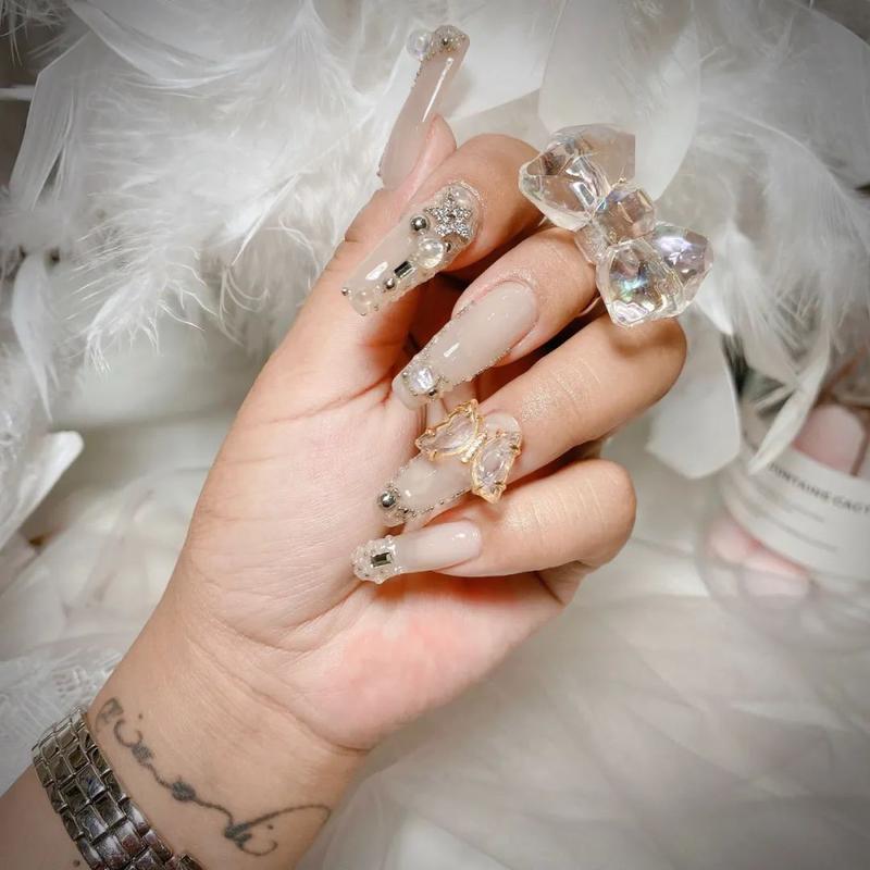 拍婚纱也适合结婚的款式今天一飞美甲就给大家分享一波所以这一两个月