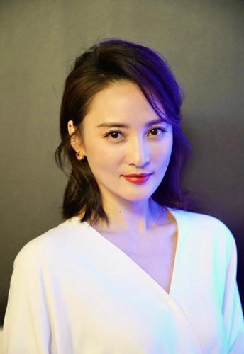 44岁的蒋勤勤可真奔放!长裙上身仅靠三枚扣子固定,真怕会绷不住