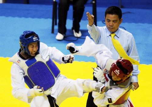 图文:十一运会跆拳道启用洋裁判 一名裁判执法