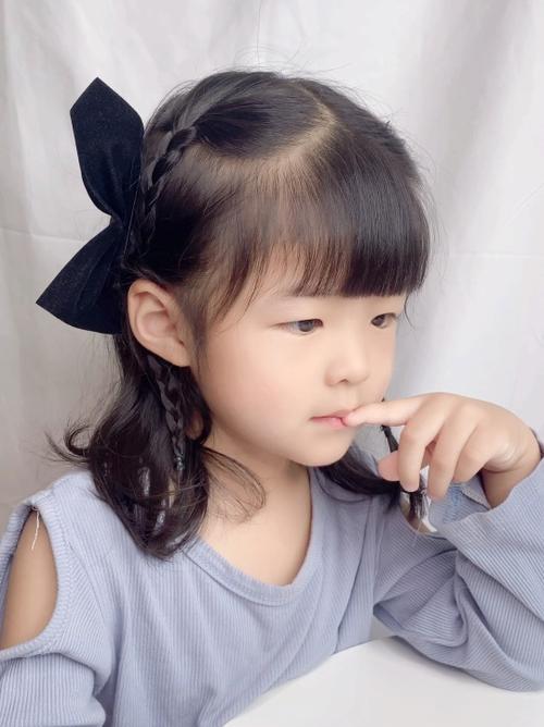 披肩发女童发型