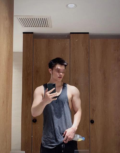 187大长腿肌肉帅哥露内裤边自拍,奶白胸肌太大了!