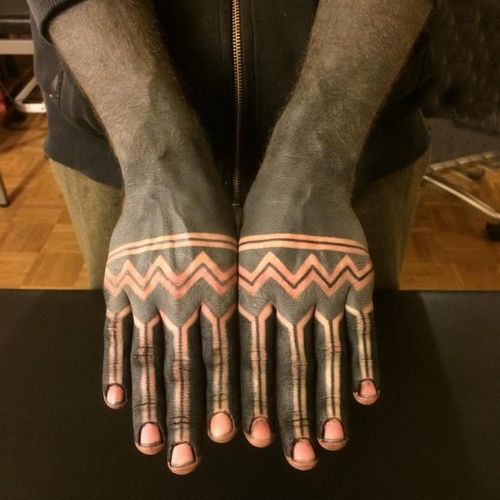 男生手背上黑色简单线条创意纹身图案